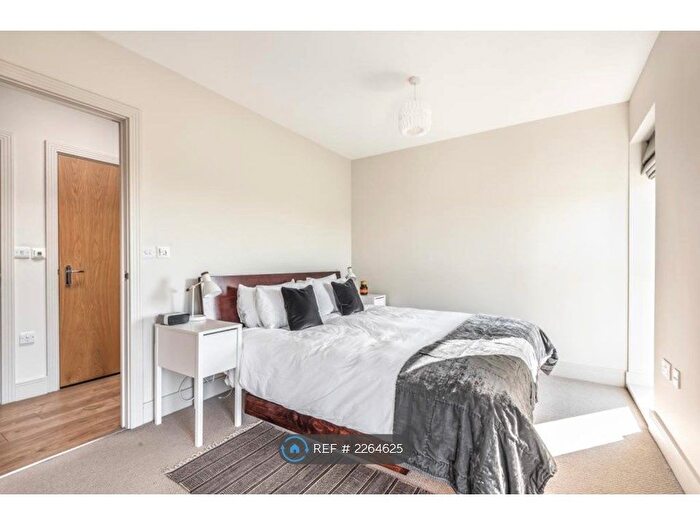 2 Bedroom Flat To Rent In Brockley Park, London, SE23