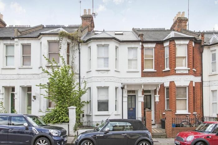 2 Bedroom Flat For Sale In The Vineyard, TW10