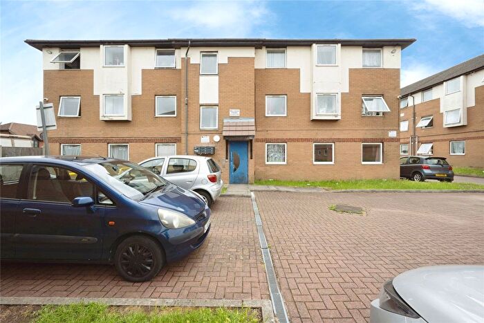2 Bedroom Flat For Sale In Milliners Way, Luton, Bedfordshire, LU3