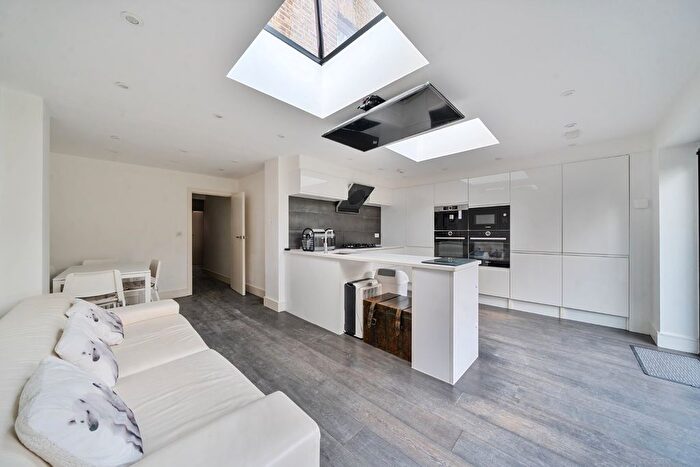 3 Bedroom Flat To Rent In Windsor Road, London, W5