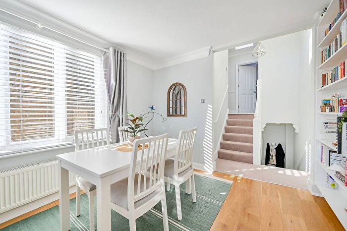 2 Bedroom Flat To Rent In Bolingbroke Road, Brook Green, London, W14