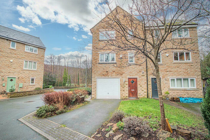 4 Bedroom Town House To Rent In The Waterside, Thongsbridge, Holmfirth, West Yorkshire, HD9