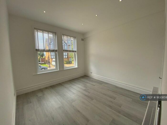 3 Bedroom Flat To Rent In Birdhurst Road, South Croydon, CR2