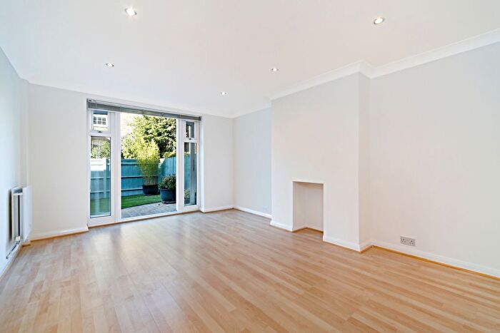 2 Bedroom Flat To Rent In Haynes Close, London, SE3