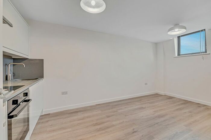 2 Bedroom Flat To Rent In Balham High Road, London, SW12