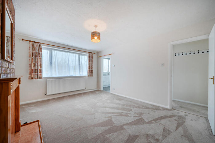 2 Bedroom Maisonette For Sale In Selby Road, London, SE20