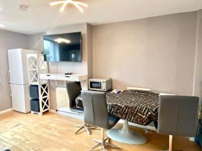 2 Bedroom Flat To Rent In Oakley Square, NW1