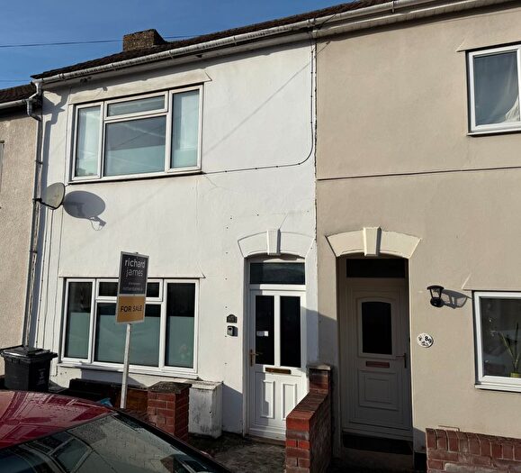 3 Bedroom Terraced House For Sale In William Street, Kingshill, Swindon, SN1