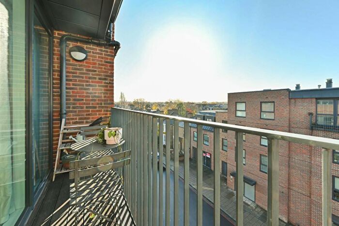 2 Bedroom Flat For Sale In Tooting High Street, Tooting Broadway, London, SW17