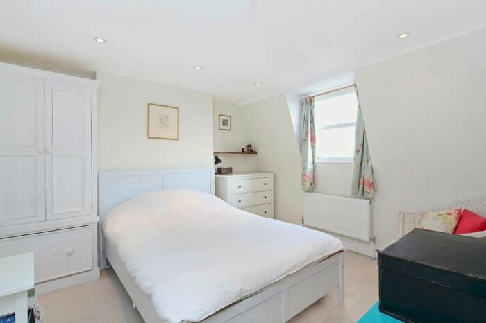 3 Bedroom Flat To Rent In Munster Road, Fulham, London SW6