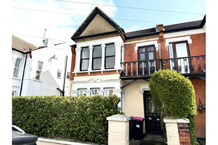 2 Bedroom Flat To Rent In Elderton Road, Westcliff-on-Sea, Essex, SS0