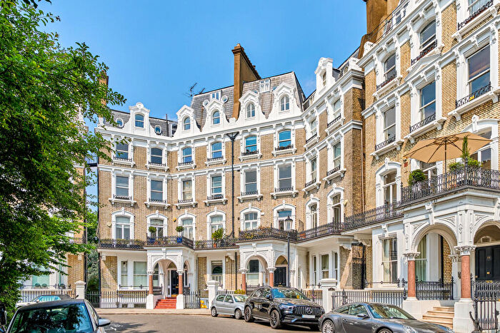 2 Bedroom Apartment To Rent In Redcliffe Square, Chelsea, SW10