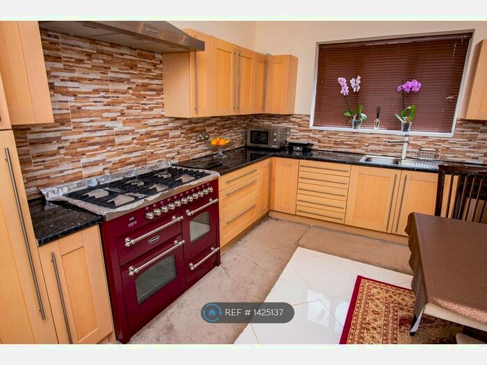 4 Bedroom Detached House To Rent In Spa Wood Top, Huddersfield, HD4