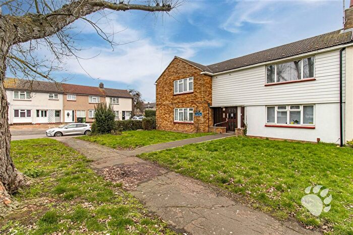 2 Bedroom Flat For Sale In Langleys, Kingswood, SS16