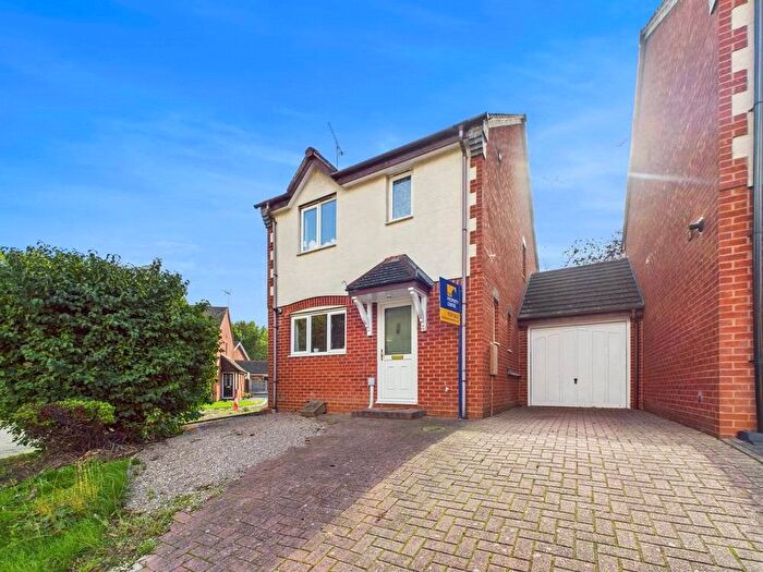 3 Bedroom Link Detached House For Sale In Hoskyns Avenue, Worcester, Worcestershire, WR4