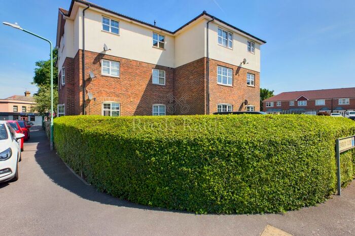 2 Bedroom Flat To Rent In Newbury Close, Dartford, Kent, DA2