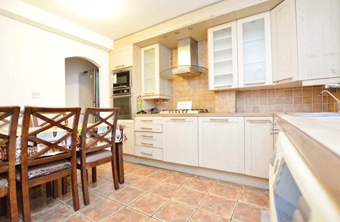 2 Bedroom Maisonette To Rent In Emmott Close, London, E1