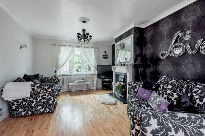 3 Bedroom Property To Rent In Holmcroft Way, Bromley BR2