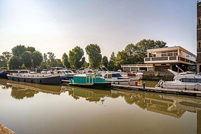 3 Bedroom Maisonette For Sale In Augustus Close, Brentford, TW8