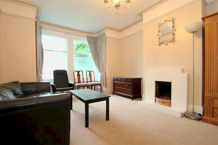 3 Bedroom Apartment To Rent In Grafton Road, London W3