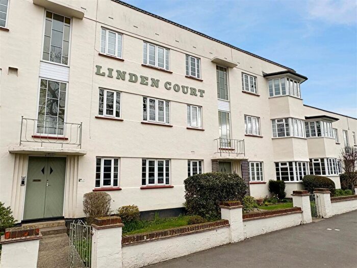 2 Bedroom Flat For Sale In Linden Court, London Road, Leigh On Sea, SS9