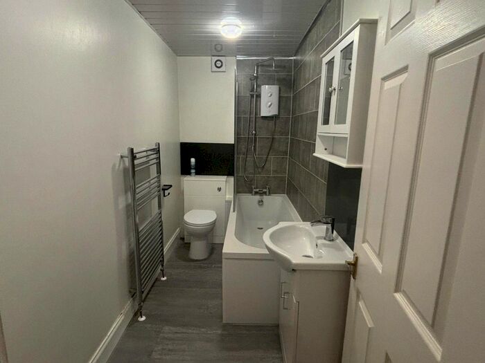 1 Bedroom Flat To Rent In Victoria Street, Larkhall, ML9