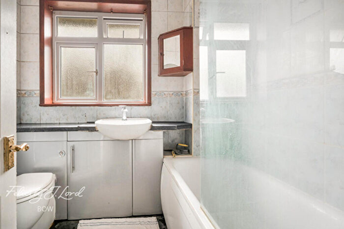 3 Bedroom End Of Terrace House For Sale In Susannah Street, London, E14