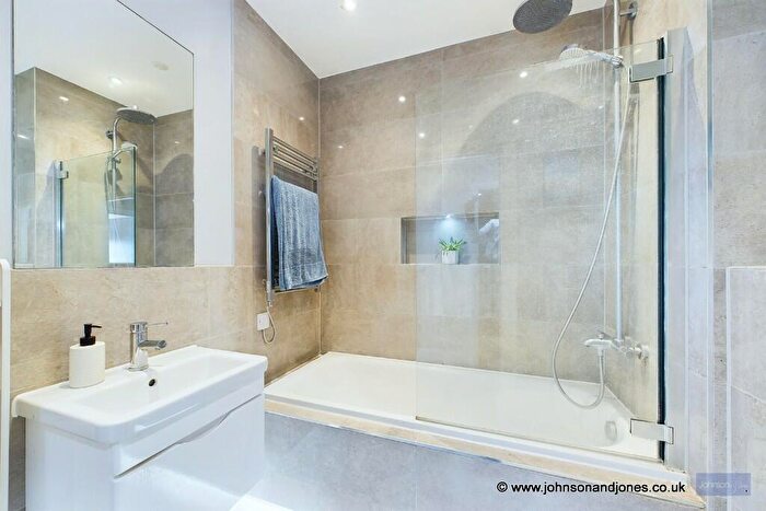 1 Bedroom Flat For Sale In Mead Court, Chertsey, Surrey, KT16