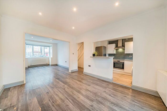 3 Bedroom Flat To Rent In Carnforth Road, Streatham, SW16