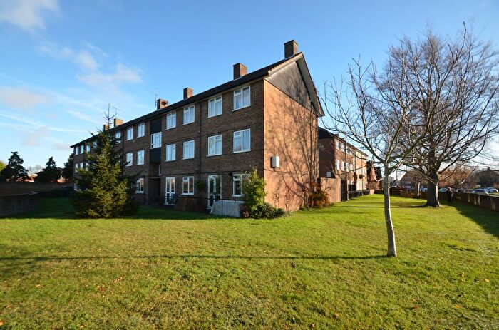 2 Bedroom Flat To Rent In Town Tree Road, Ashford, TW15