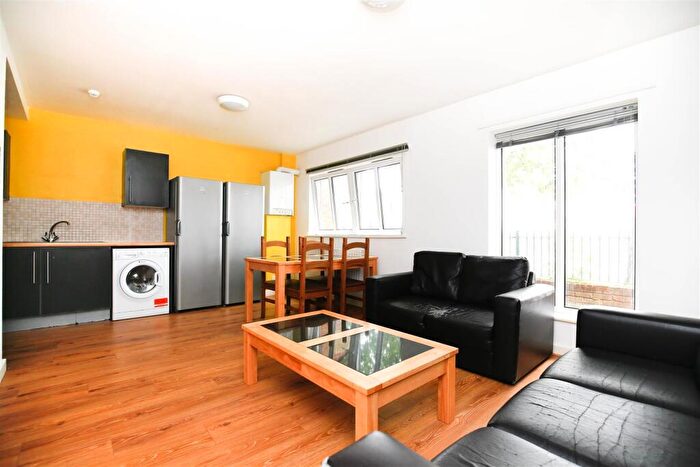 5 Bedroom Flat To Rent In (£pppw) Monday Crescent, Newcastle Upon Tyne, NE4