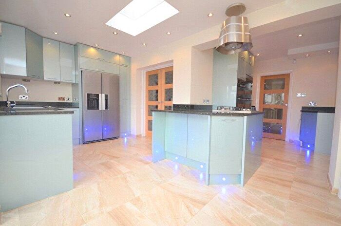 3 Bedroom Semi Detached House To Rent In Aintree Grove, Upminster, Essex, RM14