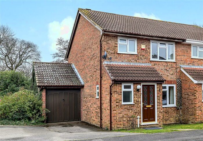 3 Bedroom Semi-Detached House To Rent In Netherhouse Moor, Fleet, GU51