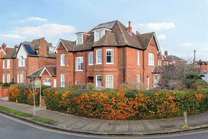 6 Bedroom Detached House For Sale In Pemberley Avenue, Bedford, MK40