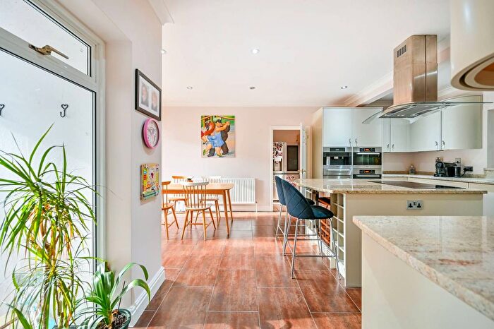 4 Bedroom Detached House For Sale In Bath Road, Maidenhead, SL6