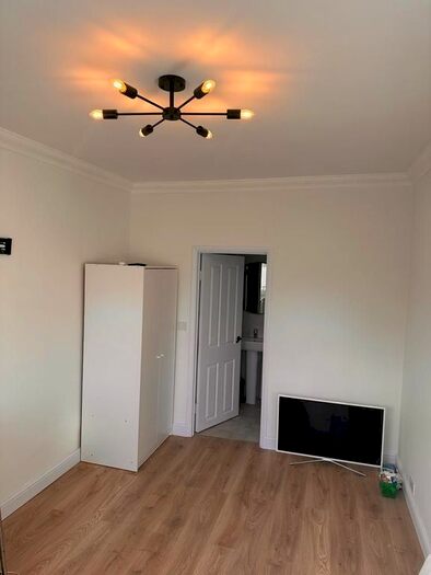 Studio To Rent In Meadow Way, Ruislip, HA4