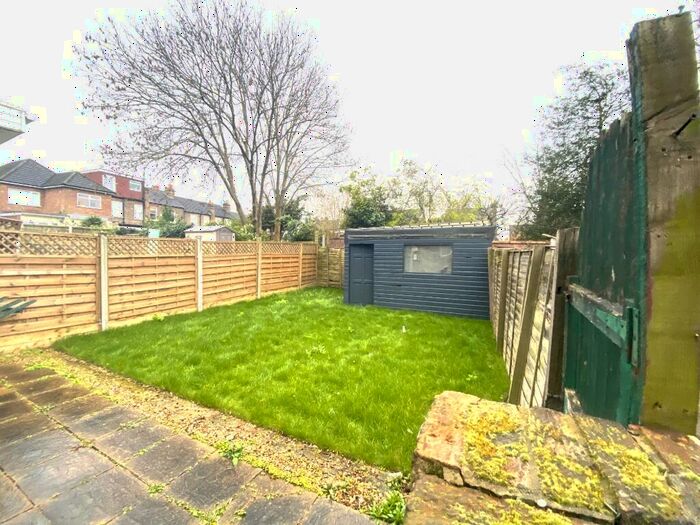 2 Bedroom Flat To Rent In Oak Wood Close, Chigwell, Essex, IG8