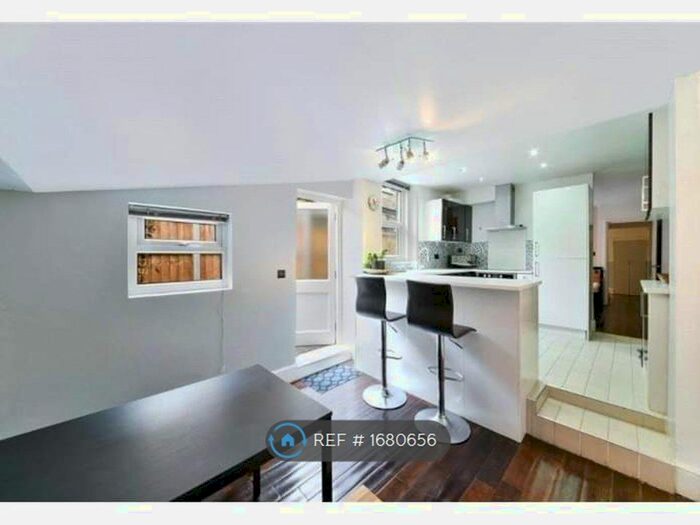 2 Bedroom Flat To Rent In Ground Floor, London, SE11