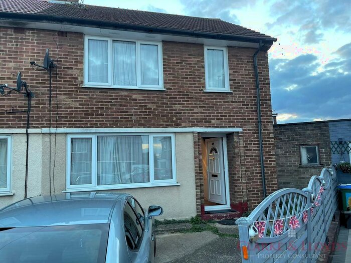 3 Bedroom Semi-Detached House To Rent In Jenningtree Road, Erith, DA8