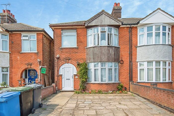 3 Bedroom Semi Detached House For Sale In Park View Road, Ipswich, Suffolk, IP1