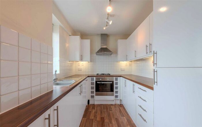 3 Bedroom Flat To Rent In Nine Elms Lane, London, SW8