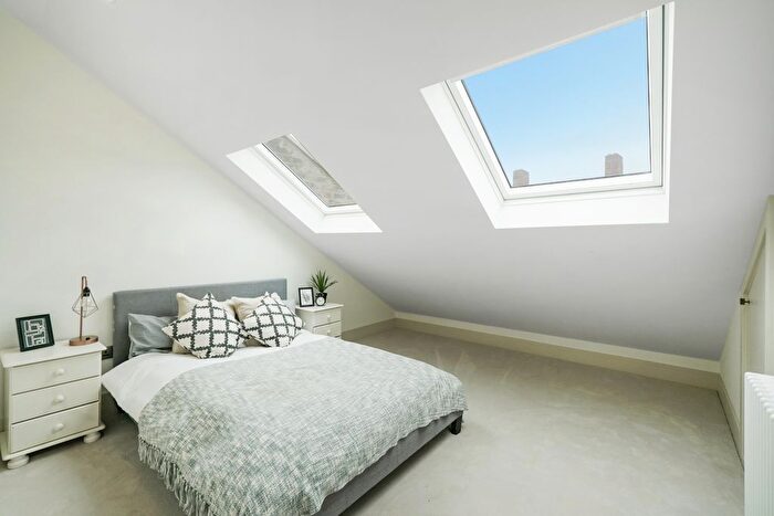 2 Bedroom Flat For Sale In Garratt Lane, Tooting Broadway, SW17