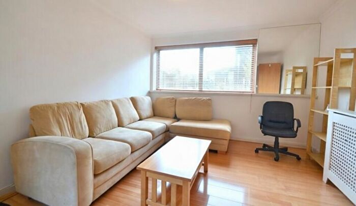 2 Bedroom Flat To Rent In St Mary Le Park Court, Parkgate Road, Battersea, London, SW11