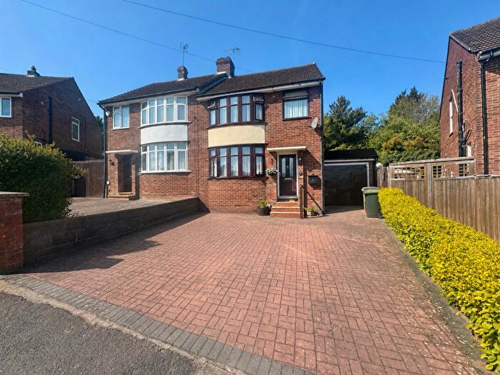 3 Bedroom Semi Detached House For Sale In Hillary Crescent, Luton, LU1