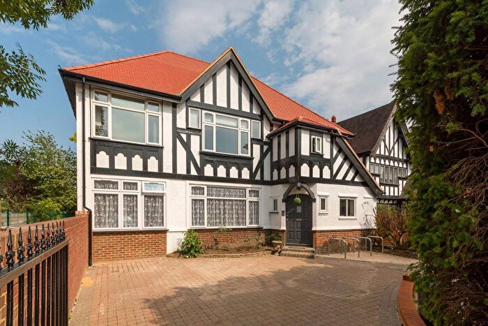 2 Bedroom Flat For Sale In Gunnersbury Avenue, Ealing, London, W5