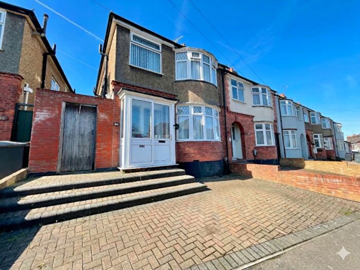 3 Bedroom End Of Terrace House For Sale In St. Pauls Road, Luton, Bedfordshire, LU1