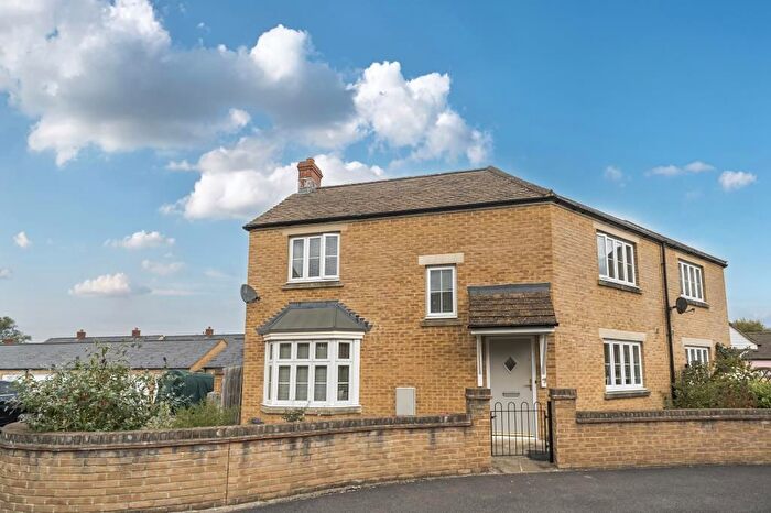 3 Bedroom Semi-detached House For Sale In Meadow Lane, Witney, OX28