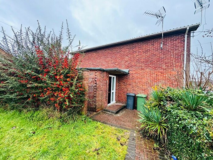 2 Bedroom Maisonette For Sale In Elizabeth Road, Basingstoke, Hampshire, RG22
