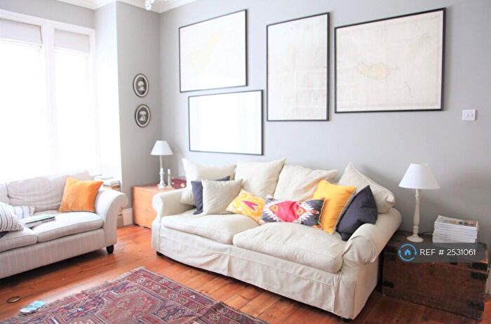 3 Bedroom Flat To Rent In Rowhill Road, London, E5