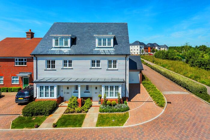 4 Bedroom Semi-Detached House To Rent In Scholars Walk, Horsham, RH12